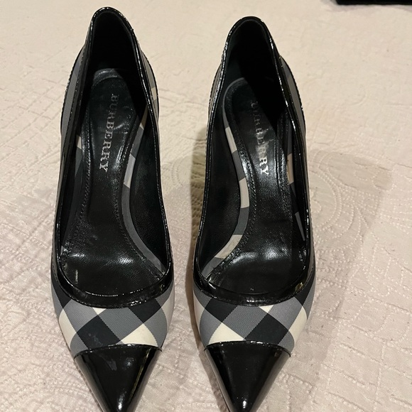 Burberry Heels Excelent condition .I can’t wear high heels  anymore 🥲 - Picture 2 of 7